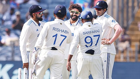 ന്യൂസിലന്‍ഡിന്റെ ഓള്‍ഔട്ടാക്കിയ ഇന്ത്യന്‍ ടീമിന്റെ ആഹ്ലാദം 
