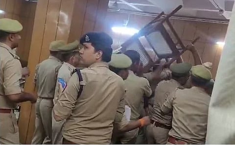 Clash between lawyers and judge in Ghaziabad court, cops resort to lathi charge