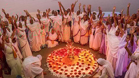 ബംഗാളി വിധവകള്‍ കേസി ഘട്ടില്‍ ദീപം തെളിയിച്ച് ആഘോഷിക്കുന്നു 