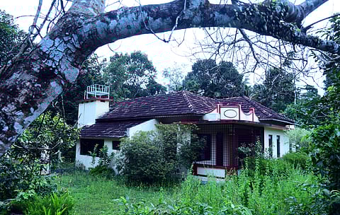 മലയാളികള്‍ കൂട്ടത്തോടെ വിദേശത്ത്; വീടുകളില്‍ ആളില്ലാതാകുന്നു; ഉള്ളവരാകട്ടെ പ്രായമായവര്‍, തെക്കന്‍ ജില്ലകളിലെ കുടിയേറ്റം സൃഷ്ടിക്കുന്ന സാമൂഹ്യപ്രശ്നങ്ങള്‍