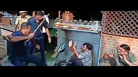 Kerala CM Gunman beating youth congress men while protesting at nava kerala sadassu