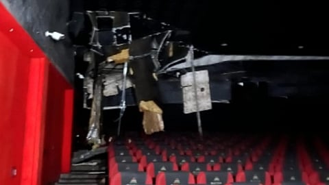 theater water tank broken; Four people were injured