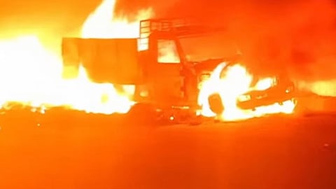 പൊലീസ് സ്റ്റേഷനു മുന്നിൽ നിർത്തിയിട്ടിരുന്ന പിക്കപ്പ് വാൻ അ​ഗ്നിക്കിരയായപ്പോൾ 