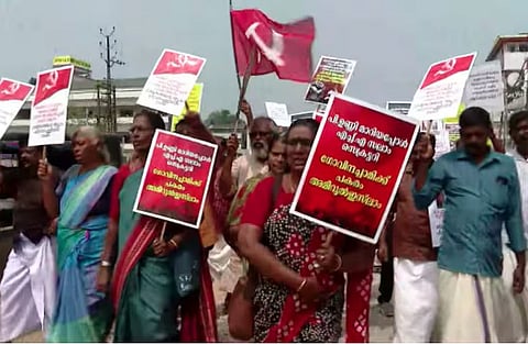 CPM workers  public protest against leadership in Karunagappally