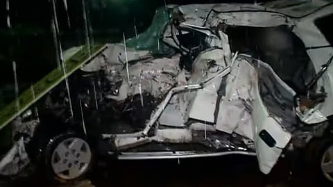 അപകടത്തില്‍ തകര്‍ന്ന കാര്‍ 