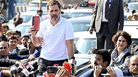 Police stopped Rahul Gandhi and Priyanka Gandhi Vadra   at  Ghazipur border