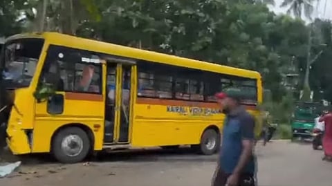 മരത്തിലിടിച്ച സ്കൂള്‍ ബസ്