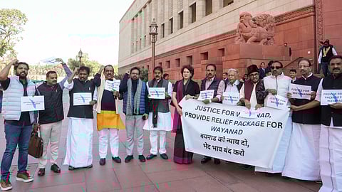 kerala MPs protest at delhi for issuing  relief fund wayanad 