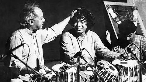 പിതാവ് ഉസ്താദ് അല്ല രഖാ ഖാനൊപ്പം സാക്കിര്‍ ഹുസൈന്‍
