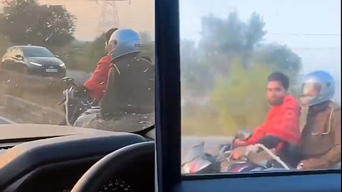 പൊലീസിനെ പിന്നിലിരുത്തിയുള്ള പ്രതിയുടെ യാത്ര
