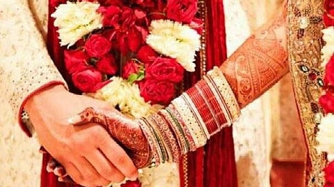 താലികെട്ടിനിടെ തണുപ്പ് താങ്ങാനാവാതെ വരന്‍ ബോധംകെട്ട് വീണു; കല്യാണം വേണ്ടെന്ന് വച്ച് വധു 