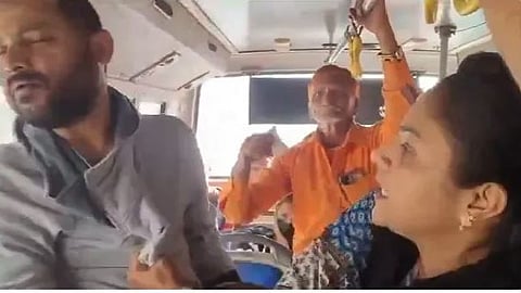 ശല്യം ചെയ്തയാളെ മുഖത്തടിക്കുന്ന അധ്യാപിക
