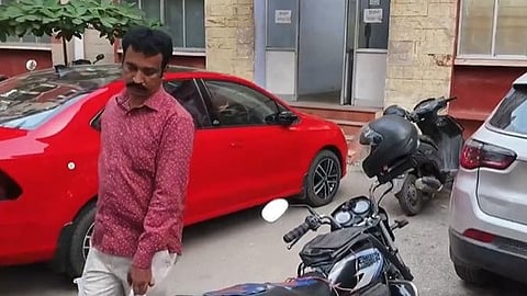 കോയമ്പത്തൂര്‍ കുടുംബക്കോടതിയിലേയ്ക്ക് നാണയം ചാക്കു കെട്ടുകളില്‍ എത്തിക്കുന്ന യുവാവ്