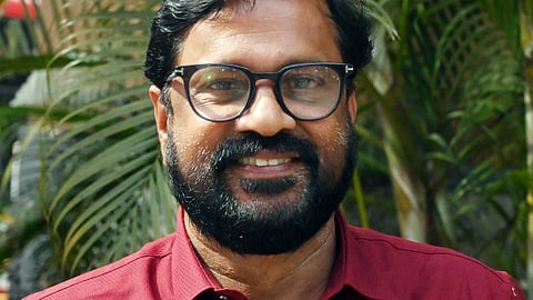 ഉദ്യോഗസ്ഥരെല്ലാം തനിത്തങ്കമല്ല, നേതാക്കളും: ജയശ്ഛന്ദ്രന്‍ കല്ലിംഗല്‍ പറയുന്നു