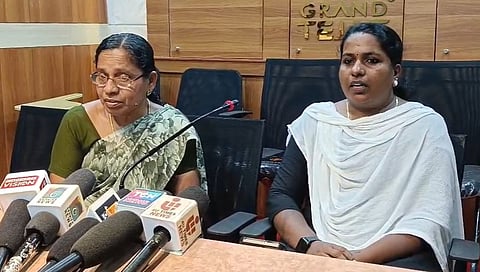 
കൊടി സുനിയുടെ അമ്മയും സഹോദരിയും മാധ്യമങ്ങളെ കാണുന്നു 