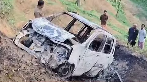 കാർ കത്തിയ നിലയിൽ