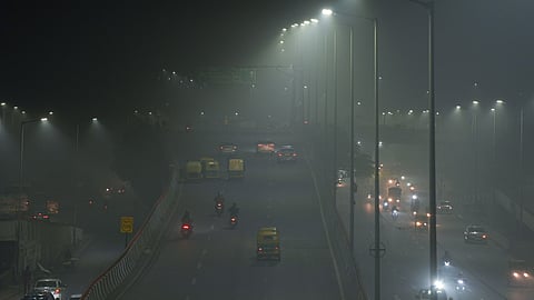 ഉത്തരേന്ത്യയില്‍ കനത്ത മൂടല്‍ മഞ്ഞ്, കാഴ്ചാപരിധി പൂജ്യം; ഡല്‍ഹിയില്‍ യെല്ലോ അലര്‍ട്ട്, 30 വിമാനം റദ്ദാക്കി; ട്രെയിൻ സർവീസും താറുമാറായി