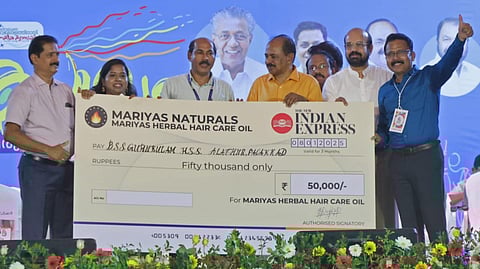  ദി ന്യൂ ഇന്ത്യന്‍ എക്‌സ്പ്രസ്സ് കേരള റീജ്യണല്‍ ജനറല്‍ മാനേജര്‍ പി വിഷ്ണുകുമാറും മരിയാസ് നാച്ചുറൽസ്  മാനേജിങ് ഡയറക്ടര്‍ മരിയ സാജനും ചേര്‍ന്നു അവാര്‍ഡുകള്‍ നല്‍കുന്നു