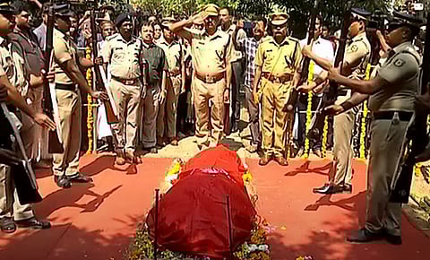 പി ജയചന്ദ്രന് ഗാര്‍ഡ് ഓഫ് ഓണര്‍ നല്‍കുന്നു 