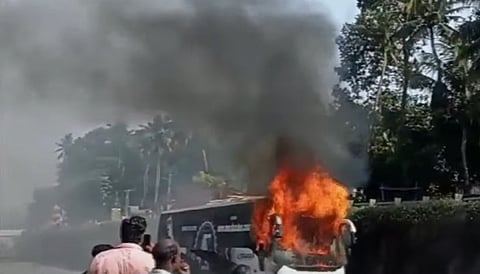tourist bus caught fire in kazhakkoottam