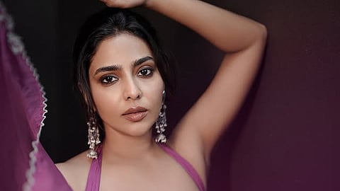'സ്വന്തം കാര്യം നോക്കൂ'! ക്ലാസിക് ലുക്കിൽ ഐശ്വര്യ ലക്ഷ്മി