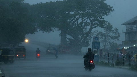 ന്യൂനമര്‍ദ്ദപാത്തിയും ചക്രവാതച്ചുഴിയും; കേരളത്തില്‍ മഴ തുടരും, ഉയര്‍ന്ന തിരമാല മുന്നറിയിപ്പ്
