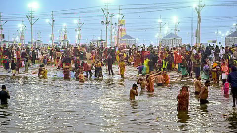 മഹാകുംഭമേളയില്‍ പങ്കെടുക്കാനെത്തിയവര്‍ 
