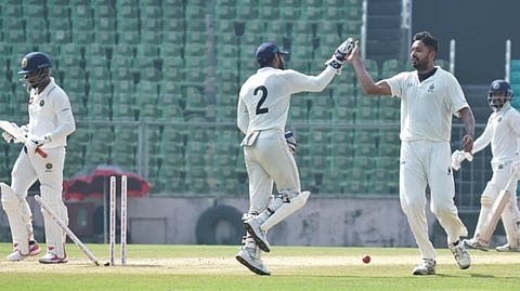 വിക്കറ്റ് പോകാതെ 54 റണ്‍സെന്ന നിലയില്‍ ബാറ്റ് ചെയ്യാനിറങ്ങിയ കേരളത്തിന് ആദ്യ ഓവറില്‍ തന്നെ രോഹന്‍ കുന്നുമ്മലിനെ നഷ്ടമായി