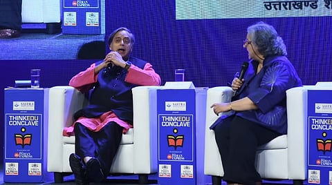 തിങ്ക് എഡ്യൂ കോണ്‍ക്ലേവില്‍ ശശി തരൂര്‍ എംപി പത്രപ്രവര്‍ത്തക കാവേരി ബംസായിയുമായി സംസാരിക്കുന്നു
