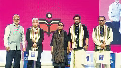 ന്യൂ ഇന്ത്യന്‍ എക്സ്പ്രസ് എഡിറ്റോറിയല്‍ ഡയറക്ടര്‍ പ്രഭു ചൗള, എം പി അംഗോച ബിമോള്‍ അകോയിജം, എഡിറ്റര്‍ സാന്ത്വാന ഭട്ടാചാര്യ, ജോണ്‍ ബ്രിട്ടാസ്, ഡോ. ആര്‍ എന്‍ ബെഹ്‌റ എന്നിവര്‍
