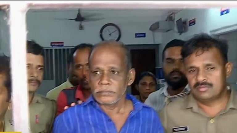 സജിത വധക്കേസ്: ചെന്താമരയ്ക്ക് ഇരട്ട ജീവപര്യന്തം, അപൂര്വങ്ങളില് അപൂര്വമായ കേസല്ലെന്ന് കോടതി സജിത വധക്കേസ്: ചെന്താമരയ്ക്ക് ഇരട്ട ജീവപര്യന്തം, അപൂര്വങ്ങളില് അപൂര്വമായ കേസല്ലെന്ന് കോടതി