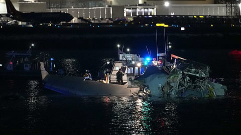 US plane crash: 18 bodies found in Potomac River, rescue operation, video