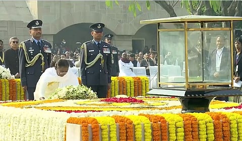 Prez Murmu, PM Modi lead nation in paying tributes to Mahatma Gandhi .