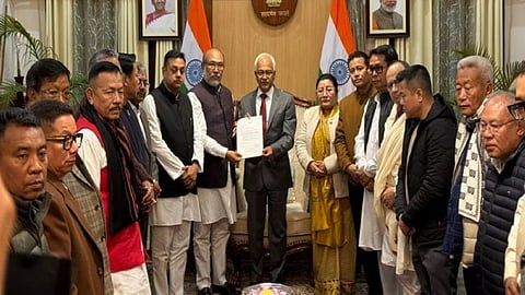 ബിരേണ്‍ സിങ് രാജിക്കത്ത് കൈമാറുന്നു
