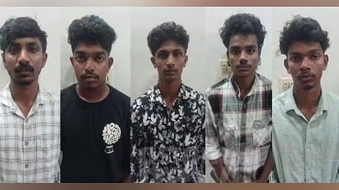 റാഗിങ് നടത്തിയ വിദ്യാര്‍ഥികള്‍
