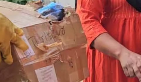 വലിച്ചെറിഞ്ഞ മാലിന്യം 'കൊറിയര്‍ ആയി' തിരികെ വീട്ടില്‍, ഒപ്പം 5000 രൂപ പിഴയും; മാപ്പ് പറഞ്ഞ് യുവാവ്