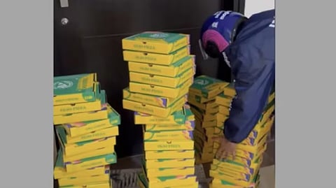 
പിസ അടുക്കി വെയ്ക്കുന്ന ഡെലിവറി ബോയ്
