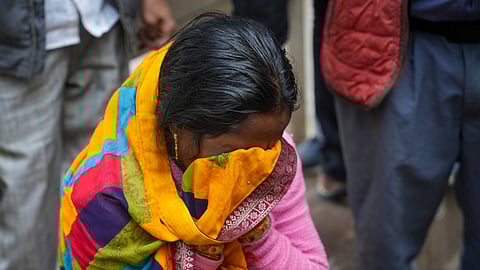 ഡല്‍ഹി റെയില്‍വെ സ്റ്റേഷനിലുള്ള തിക്കിലും തിരക്കിലും പെട്ട് മരിച്ചയാളുടെ ബന്ധു സങ്കടം താങ്ങാനാവാതെ...
