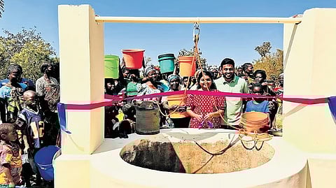 ആഫ്രിക്കയിലെ മലാവിയിലുള്ള 'കേരള മോഡൽ' കിണറിന് സമീപം അരുണും ഭാര്യ സുമിയും ഗ്രാമീണരും