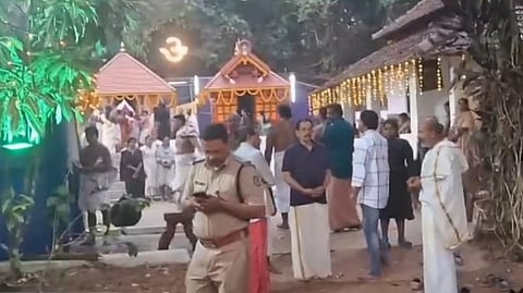 മുച്ചിരിയന്‍ ക്ഷേത്രത്തില്‍ പൊലീസ് പരിശോധന നടത്തുന്നു
