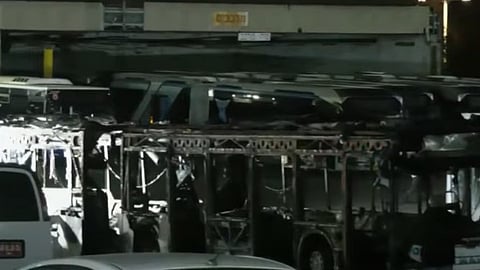 
കത്തി നശിച്ച ബസ്‌
