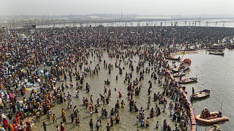 മഹാകുംഭമേളയില്‍ പുണ്യസ്‌നാനം ചെയ്യുന്നവര്‍ 
