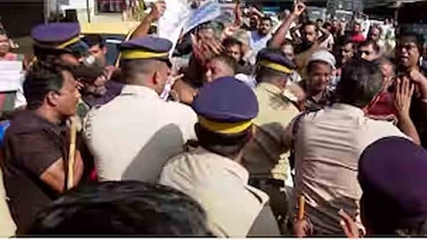 വയനാട് ഉരുള്‍പൊട്ടല്‍: 'സര്‍ക്കാര്‍ വാഗ്ദാനങ്ങളില്‍ നിന്ന് പിന്നോട്ടുപോകുന്നു',  ദുരന്തഭൂമിയില്‍ പ്രതിഷേധം, തുടക്കമെന്ന് സമരക്കാര്‍