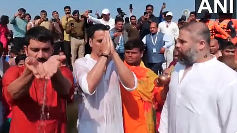 അക്ഷയ്കുമാര്‍ കുംഭമേളയില്‍ സ്‌നാനം ചെയ്യുന്നു
