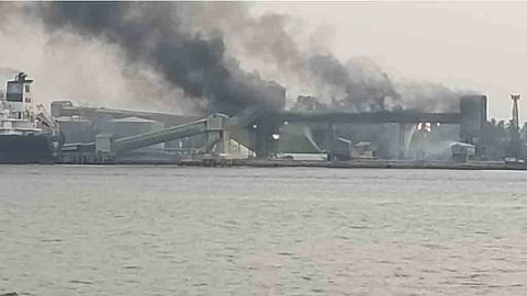 കൊച്ചി തുറമുഖത്തെ വാര്‍ഫില്‍ വന്‍ തീപ്പിടിത്തം 