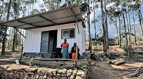 അരികൊമ്പൻ ഫാൻസ് അസോസിയേഷൻ സ്പോൺസർ ചെയ്ത കണ്ടെയ്നർ ഹൗസിൽ ദമ്പതികൾ