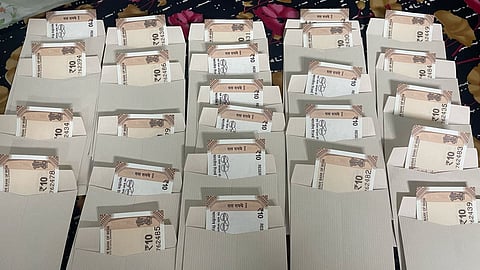 കടയില്‍ നിന്ന് വാങ്ങിയ കവറുകള്‍ തുറന്നപ്പോള്‍ ഞെട്ടി, ഉള്ളില്‍ കറന്‍സി; പണമെത്തിയ വഴി സിംപിള്‍