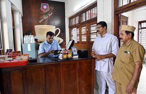 നഷ്ടക്കണക്കുകള്‍ വിളമ്പുന്ന ഇന്ത്യന്‍ കോഫീഹൗസ്