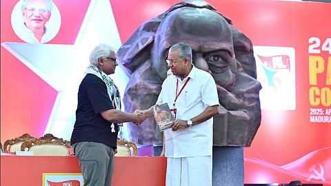 പാര്‍ട്ടി കോണ്‍ഗ്രസ് വേദിയില്‍ സീതാറാം യെച്ചൂരിയുടെ ലേഖന സമാഹാരത്തിന്റെ ആദ്യ പ്രതി ലെഫ്റ്റ് വേര്‍ഡ് എഡിറ്റര്‍ സുധാന്‍വ ദേശ്പാണ്ഡെയില്‍നിന്ന് ഏറ്റുവാങ്ങുന്ന മുഖ്യമന്ത്രി പിണറായി വിജയന്‍
