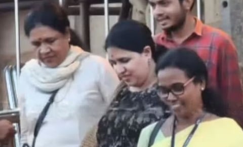 pinarayi's wife and daughter visit tanjavoor temple